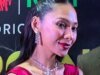 Dinda Kirana 走出她的舒適區,立即與 Maxime Bouttier 發生親密場景