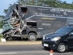 巴士在Cipali收費公路撞上卡車,一名乘客死亡