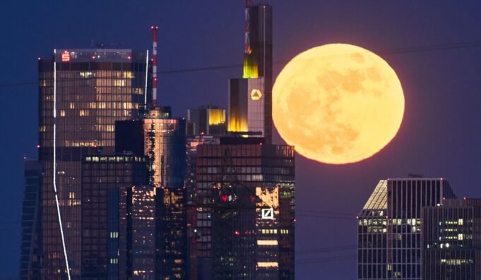 APTOPIX_Germany_Moon_57727_c0-0-4072-2375_s1200x700.jpg