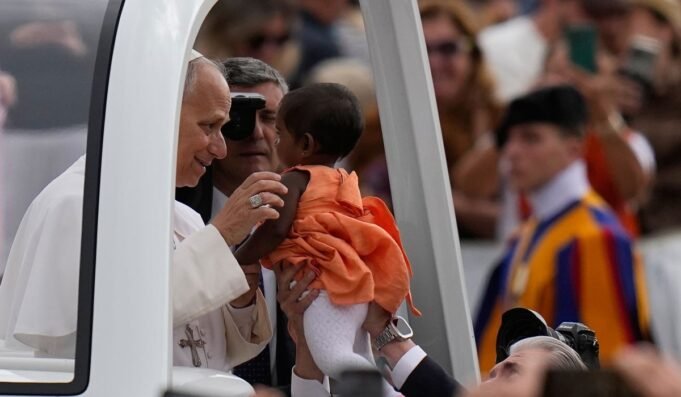 APTOPIX_Vatican_Pope_71363_c0-0-2381-1388_s1200x700.jpg