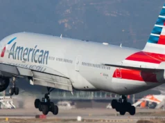 美國航空波音 777 飛行員僅用了 11 個小時的燃油就著陸