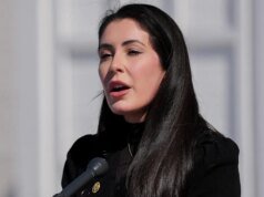 女議員安娜·寶琳娜·盧娜 (Anna Paulina Luna) 在一條美麗的推文中投擲步槍,這條推文在網上瘋傳。