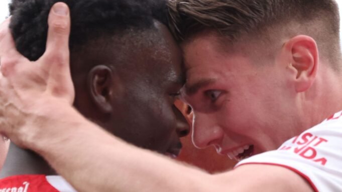 Arsenal-players-Bukayo-Saka-and-Viktor-Gyokeres-celebrate-against-Fulham.jpg