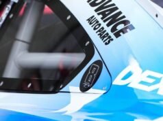 兩屆 NASCAR 冠軍凱爾布希 (Kyle Busch) 在印第安納波利斯 500 英里賽上致敬