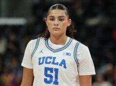 勞倫貝茨 (Lauren Betts) 在經歷了怪異的傷病恐慌後,回憶起她在美國籃球隊的經歷“可怕”