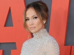 珍妮佛洛佩茲 (Jennifer Lopez) 摒棄 2001 年牛仔褲,演繹最新時尚宣言