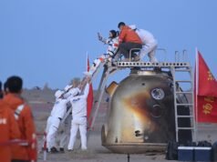 中國神舟二十一號太空人短暫滯留後返回地球(影片)