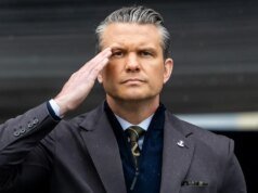 赫格斯告訴西點軍校畢業生在儀式開始時響應上帝的召喚。