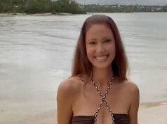 香農伊麗莎白 (Shannon Elizabeth) 身穿泳衣參加 OnlyFans 項目