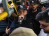 尼基果醬 (Nicky Jam) 在 TransMilenio 亮相!歌手帶給乘客驚喜,拍照並為他們唱歌