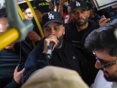 尼基果醬 (Nicky Jam) 在 TransMilenio 亮相!歌手帶給乘客驚喜,拍照並為他們唱歌