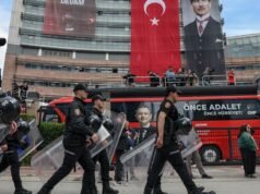 土耳其警方衝進主要反對黨共和人民黨的辦公室,發射催淚瓦斯和橡皮子彈。