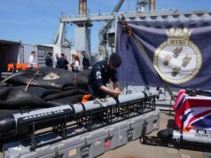 英國海軍準備在霍爾木茲海峽掃雷,同時等待和平協議