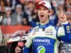 在納斯卡 (NASCAR) 向已故凱爾布希 (Kyle Busch) 致敬後,丹尼爾蘇亞雷斯 (Daniel Suarez) 贏得因雨縮短的可口可樂 600 賽冠軍