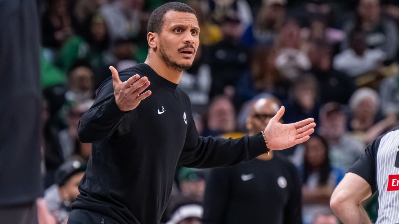 凱爾特人隊的喬馬祖拉被評為 NBA 年度最佳教練