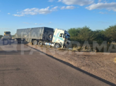 Añatuya:一名卡車司機在 92 號公路上避免了一場悲劇,但因突然操縱而撞到了路肩