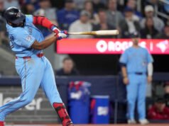 藍鳥隊小格雷羅 (Guerrero Jr.) 在投球命中後退出對陣海盜隊的比賽