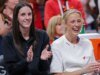 凱特琳克拉克 (Caitlin Clark) 的狂熱隊友用完美的三個字回答告訴 WNBA 仇恨者放鬆一下。