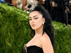 Charli XCX 在她的高級時尚“SS26”視頻中慶祝春天和夏天。
