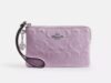 Coach Outlet 廣受歡迎的皮革腕帶有 23 種顏色