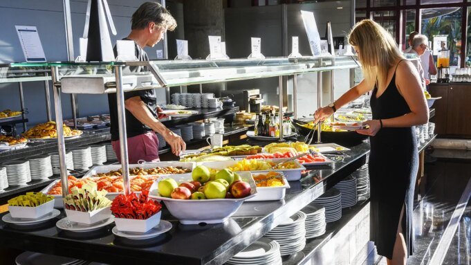 cruise-ship-buffet-lunch-offerings.jpg