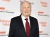 艾倫·阿爾達 (Alan Alda) 詳述在與帕金森氏症作鬥爭期間迎來 90 歲生日的細節