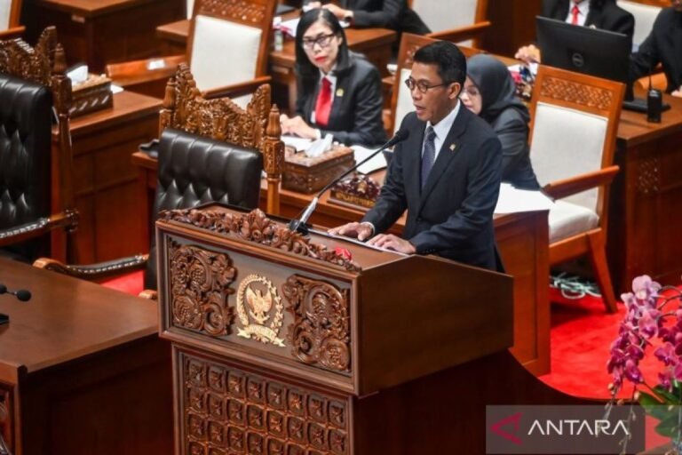 朝鮮民主主義人民共和國委員會主席十一人樂觀地認為盧比匯率的穩定性將很快得到改善