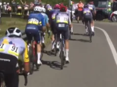伊根·伯納爾 (Egan Bernal) 在第四賽段“拯救家具”,進入環義自行車賽總成績前 5 名