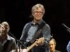 埃里克·克萊普頓 (Eric Clapton) 在觀眾向他投擲物體後中斷了他的音樂會
