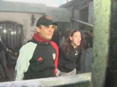 親戚和鄰居聚集在阿戈斯蒂娜·維加的家門前要求伸張正義