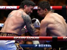奧萊克桑德·烏西克 (Oleksandr Usyk) 在里科·範霍文 (Rico Verhoeven) 最後擊倒後爭議性裁判暫停後獲勝