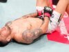 UFC 澳門影片:亞歷克斯佩雷斯在腹股溝意外受傷後嘔吐到水桶中