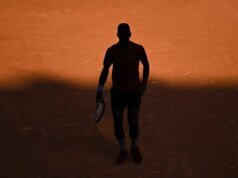 觀看:肘部手術歸來的 ATP 職業球員對受傷的對手進行了不明智的射擊