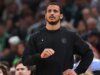 凱爾特人隊主教練喬·馬祖拉因其“愚蠢”而獲得 NBA 年度最佳教練獎