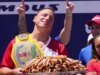 喬伊·切斯特納特 (Joey Chestnut) 在緩刑期間捍衛了自己在國慶日吃熱狗的頭銜。