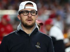 約翰尼·曼齊爾 (Johnny Manziel) 在 Brand Risk 的綜合格鬥首秀中擊敗了鮑勃·梅內裡 (Bob Menery)。