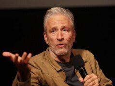 喬恩·史都華 (Jon Stewart) 抱怨川普近 18 億美元的反槍基金。