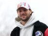 喬許艾倫 (Josh Allen) 在課間休息期間讓布法羅的小學生們大吃一驚。