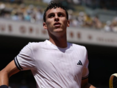 胡安·曼努埃爾·塞倫多洛 (Juan Manuel Cerundolo) 在羅蘭·加洛斯 (Roland Garros) 比賽中擊敗了世界排名第一的賈尼克·辛納 (Janic Ciner)