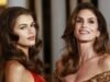 辛蒂克勞馥 (Cindy Crawford) 和凱亞格伯 (Kaia Gerber) 穿著配套牛仔褲看起來像雙胞胎
