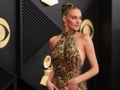 Kelsea Ballerini 在 Instagram 上穿著透明金屬色連身裙引人注目
