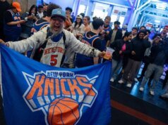 尼克斯隊自 1999 年以來首次闖入 NBA 總決賽後,球迷們離開紐約時一片混亂:’