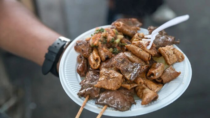 man_holding_plate-of_tripe.jpeg