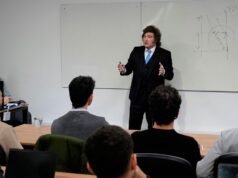 Milei 繼續她的公共議程,為經濟學學生開設課程