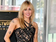 麥莉·賽勒斯 (Miley Cyrus) 以大膽的范思哲 (Versace) 造型慶祝她在好萊塢星光大道上的星星。