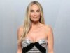 莫莉·西姆斯 (Molly Sims) 身著多套比基尼亮相 2026 年《體育畫報》泳裝特刊