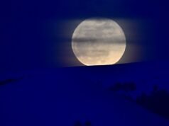5 月 31 日,罕見的藍月隱藏著一顆古老恆星的紅光 – 你能看到它嗎?