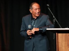 當保羅·安卡 (Paul Angka) 回憶冷戰期間的旅行故事時,比爾·馬赫 (Bill Maher) 打破了共產主義路線。