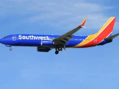 西南航空一架波音 737 駕駛艙擋風玻璃被砸碎後轉向塔爾薩