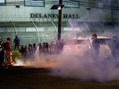 州長謝裡爾將暴亂者與州警之間的暴力衝突歸咎於 ICE。